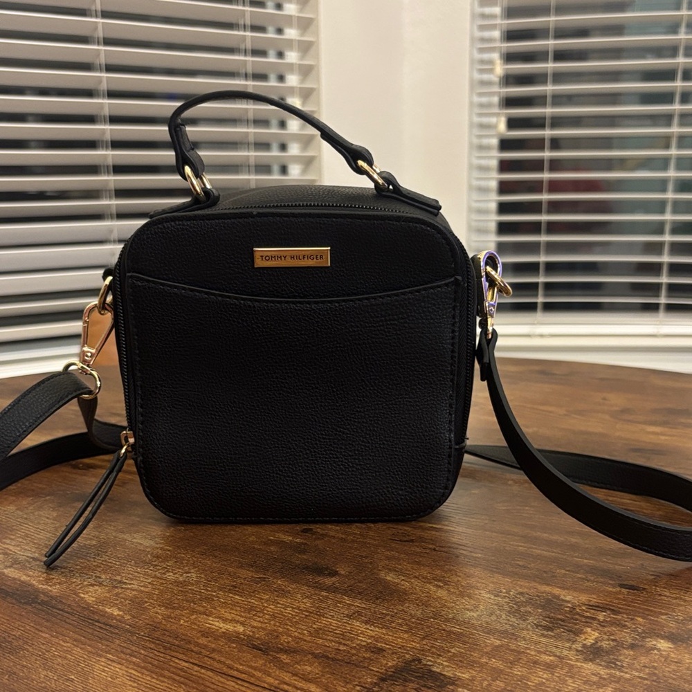 Tommy Hilfiger Elegant Black Crossbody Bag